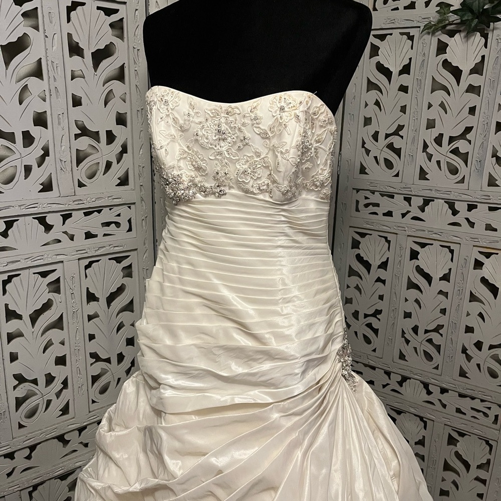 👰‍♀️HOST PICK👰‍♀️ WHITE SILKY SMOOTH WITH LACE & TRAIN WEDDING DRESS GOWN - Picture 3 of 16